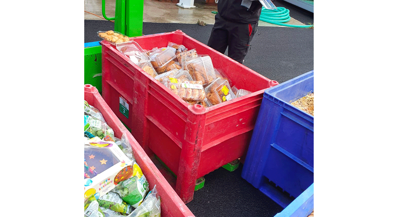 déchargement d'une caisse palette avec transpalette