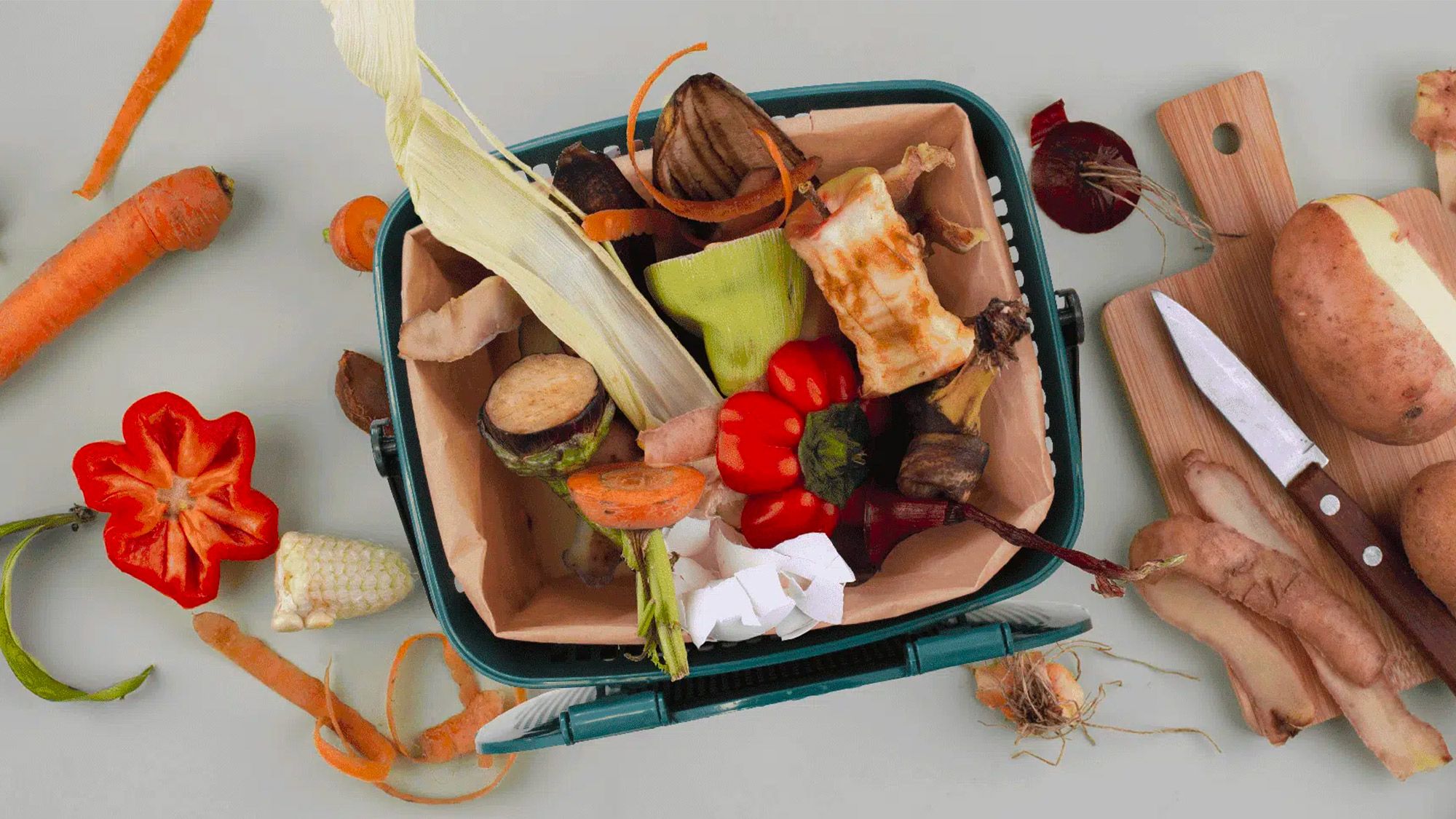 bioseau à compost avec un sac kraft 